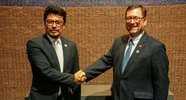 Los cancilleres de Bolivia, Fernando Aramayo (i), y de Chile, Francisco Pérez.