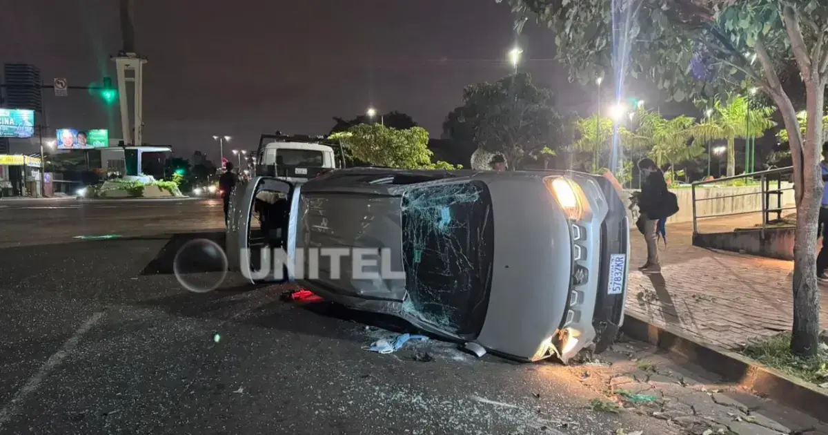 El vehículo accidentado quedó en plena vía pública con daños severos.