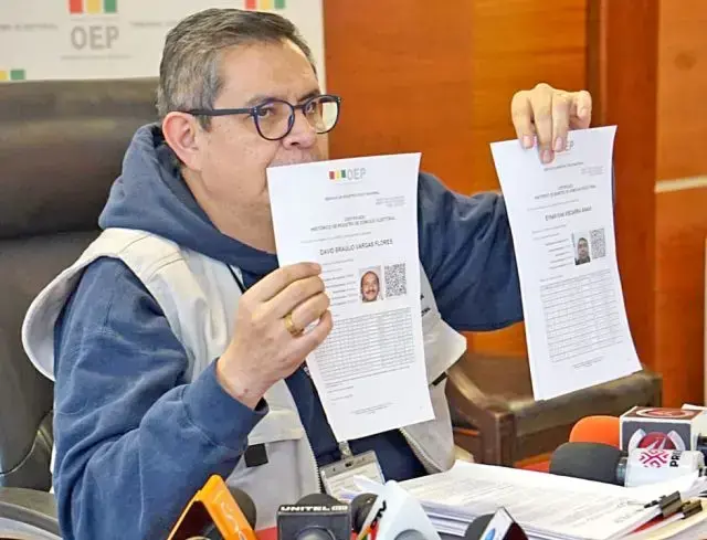 Fernando Arteaga informando sobre la decisión del TSE.