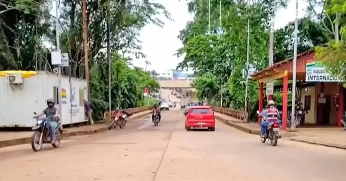 Ingreso al Puente Internacional o Puente de la Amistad en la frontera Bolivia-Brasil.