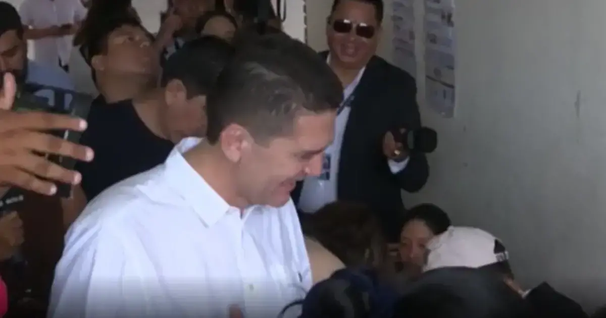 Gary Añez emite su voto en un recinto electoral.