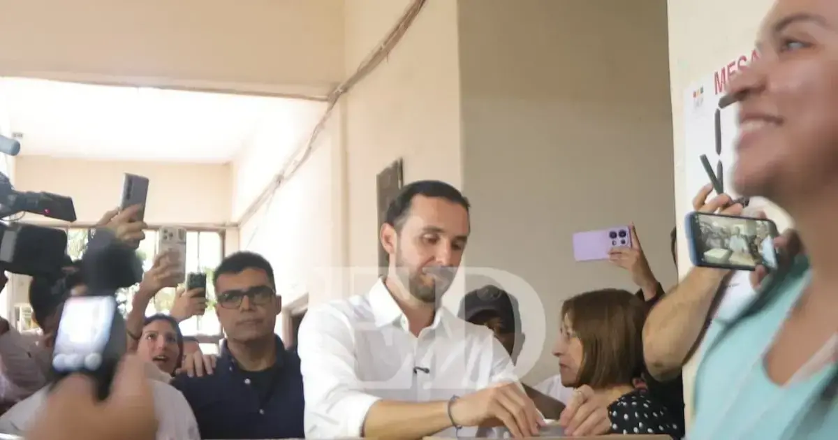 JP Velasco llega hasta su mesa electoral