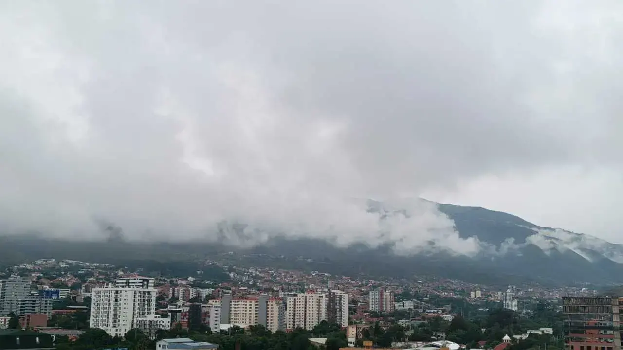 Nubes cubren el Tunari en la jornada electoral en Cochabamba.
