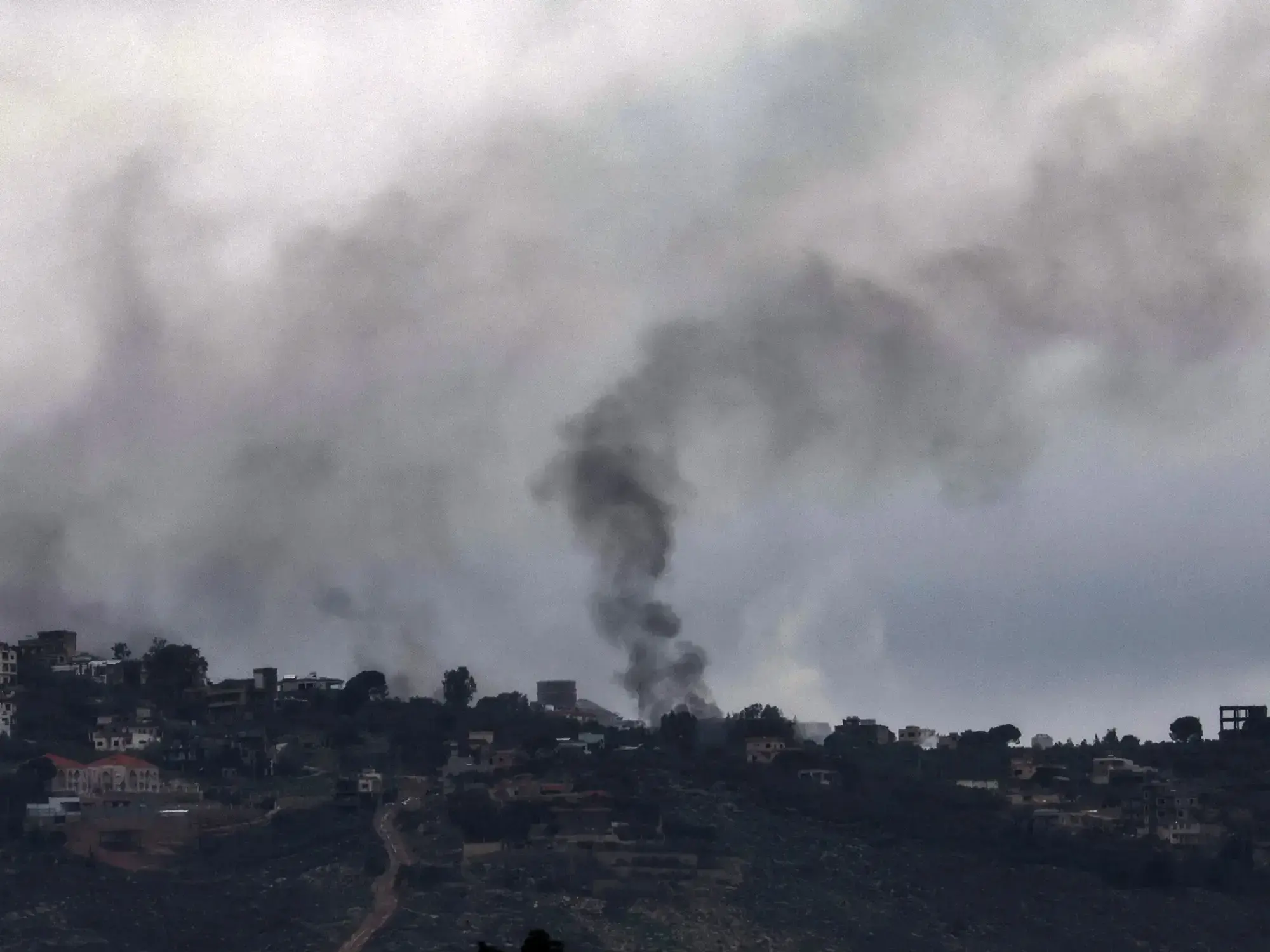 El humo muestra el lugar de un nuevo ataque sobre Al Khayam, en el Líbano.
