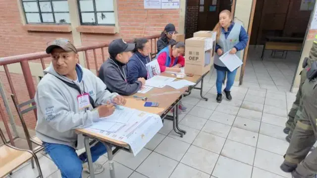 Se abren las mesas de votación en la ciudad de Sucre.