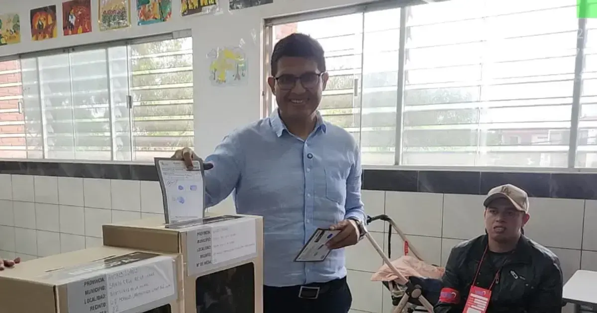 Vladimir Peña votando en un recinto electoral.