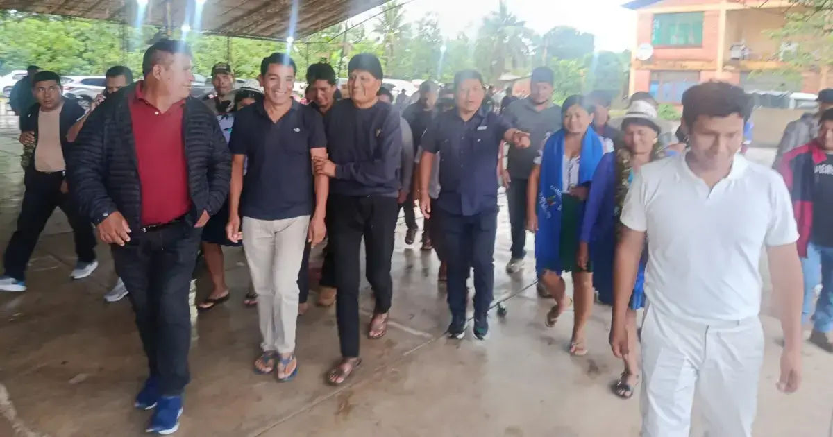 Evo Morales emite su voto en un recinto electoral de Chimoré.