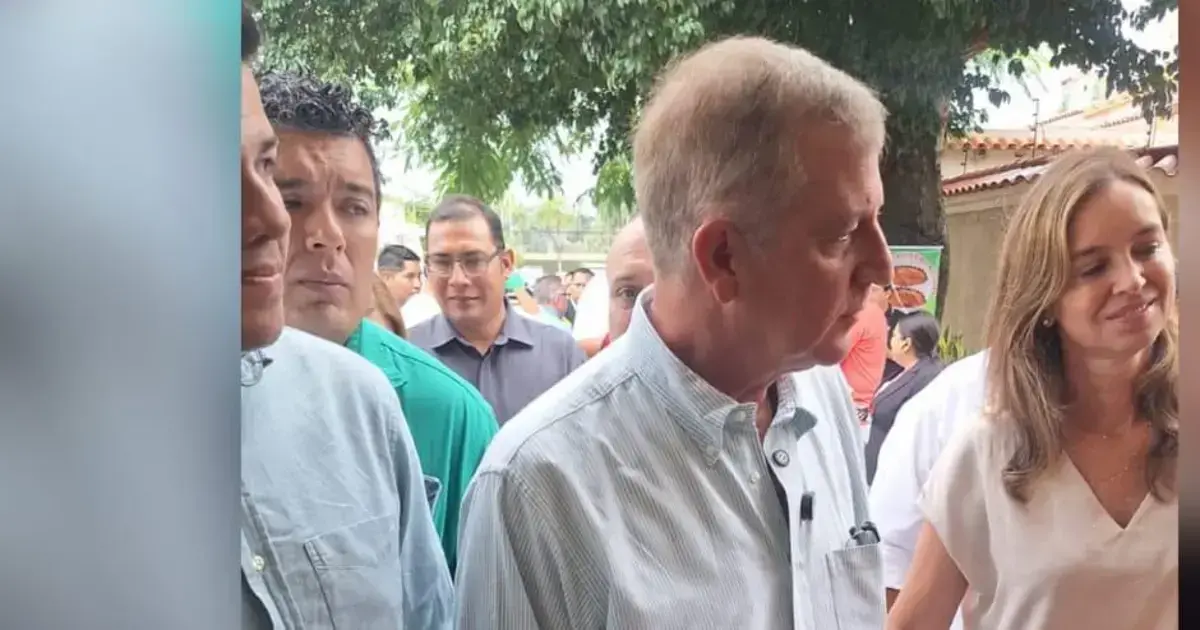 Branko Marinkovic emitiendo su voto en un recinto electoral.