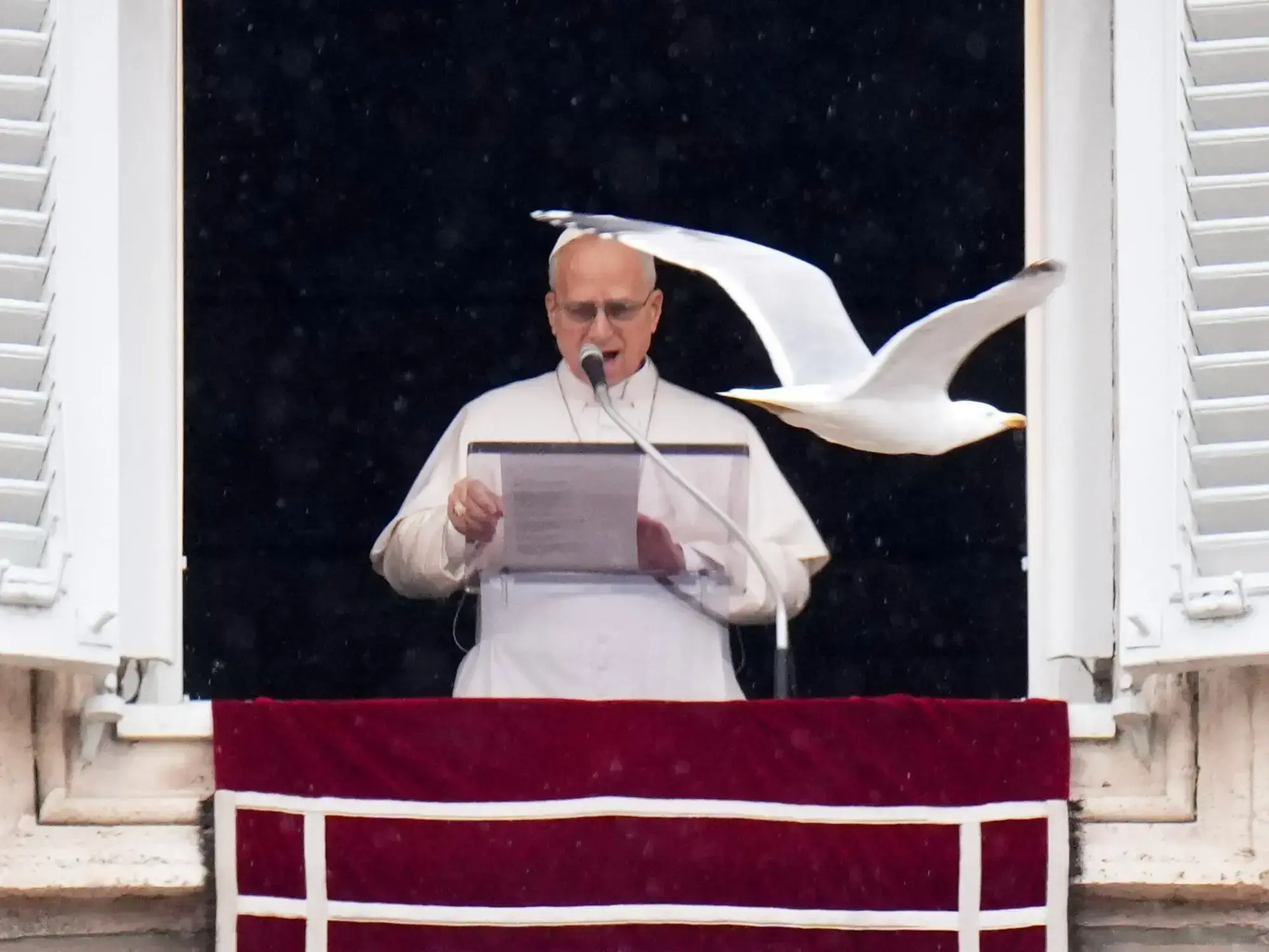 El papa León XIV durante el Ángelus en el Palacio Apostólico vaticano.