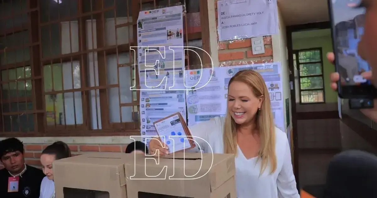 Angélica Sosa al momento de emitir su voto