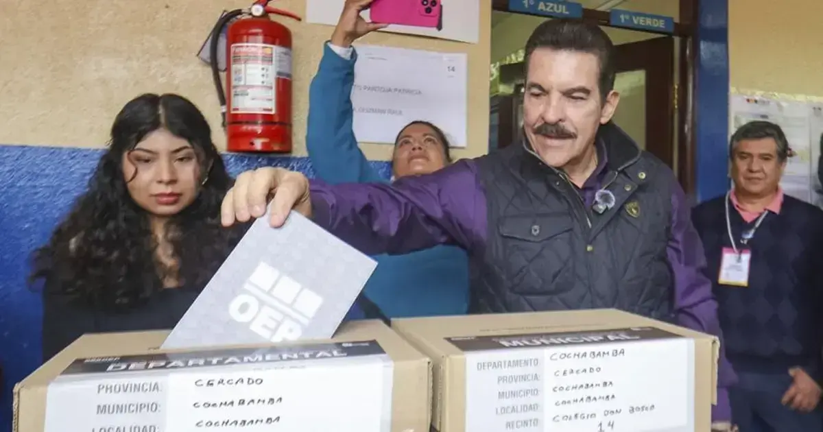 Manfred Reyes Villa al momento de emitir su voto