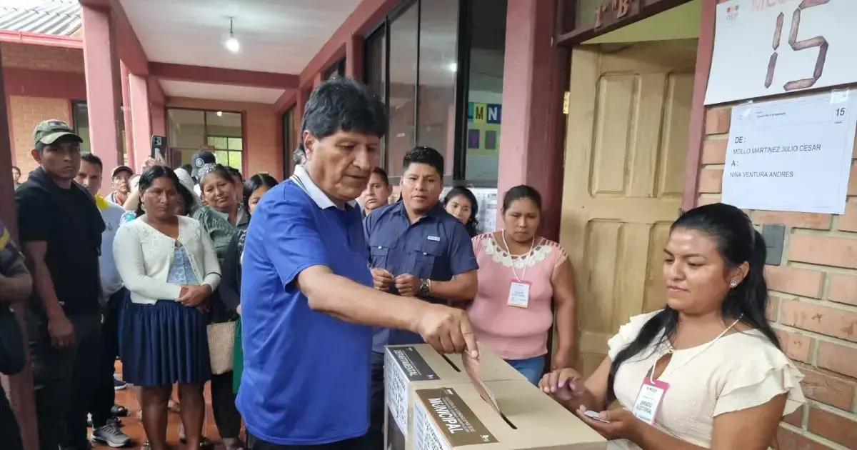 Evo Morales emite su voto en el Trópico de Cochabamba.