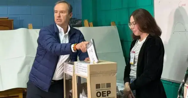 El expresidente Jorge Tuto Quiroga emitió su voto en La Paz.