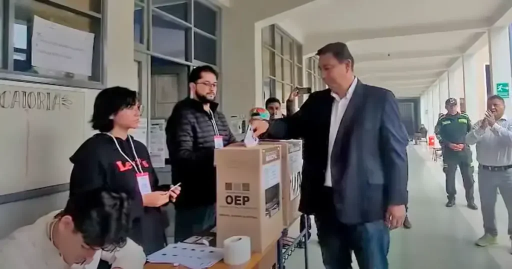 Ramón Daza emite su voto en las elecciones subnacionales.