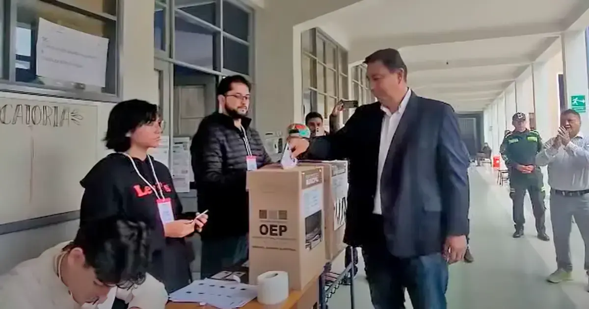 Ramón Daza emite su voto en las elecciones subnacionales.