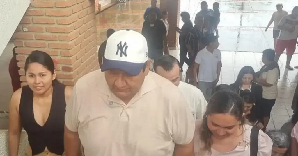 Alfredo Solares emite su voto en las elecciones.