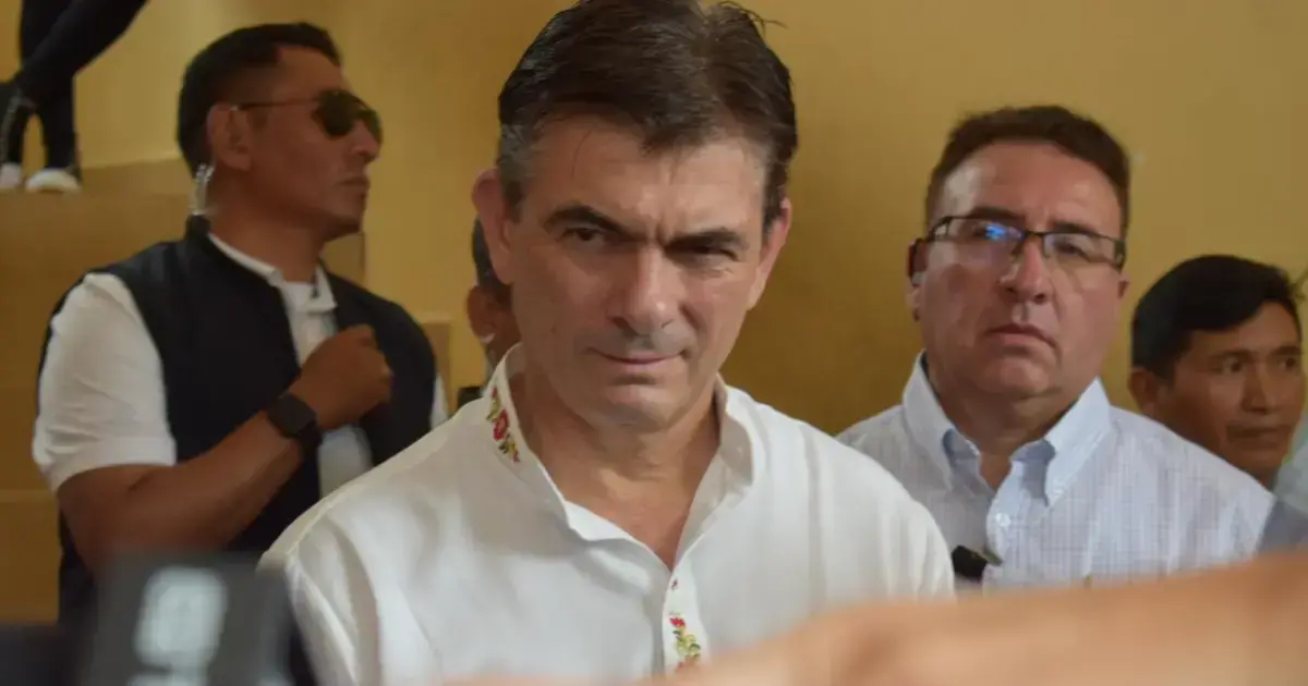 El presidente boliviano Rodrigo Paz emite su voto en el colegio Narciso Campero de Tarija.