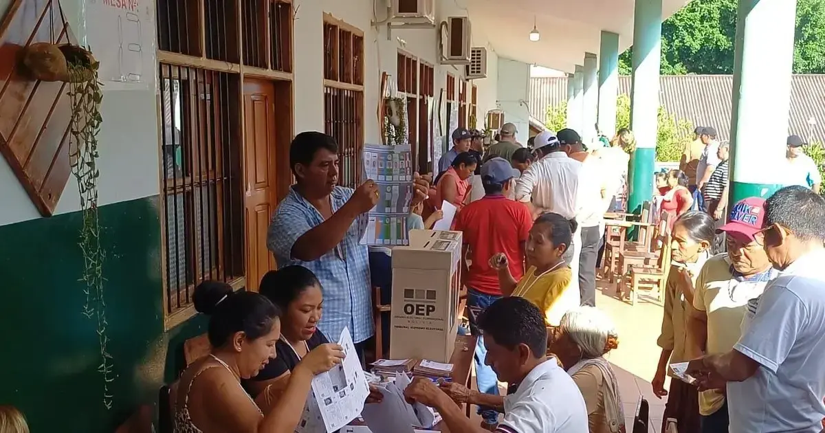 La poblacion acudio desde temprano a los recintos a emitir su voto