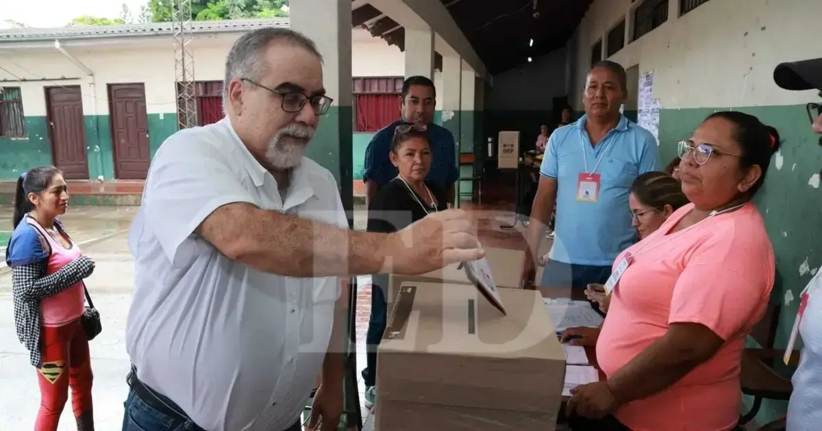 Carlos Subirana emite su voto en el colegio Julio Aurelio Gutiérrez.