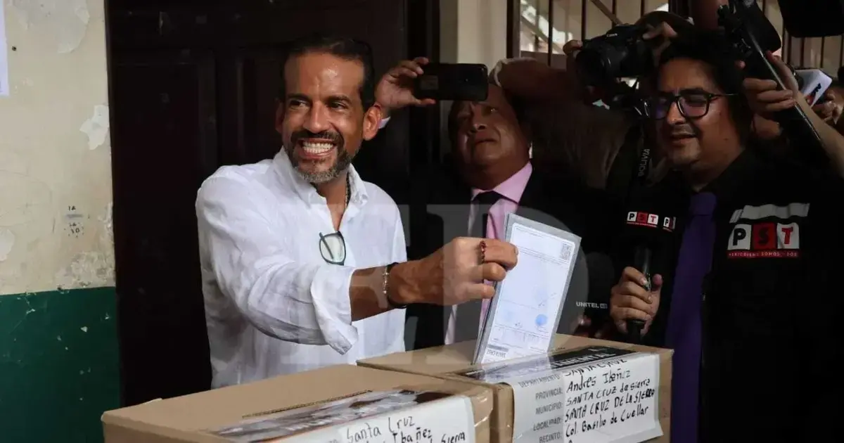 Luis Fernando Camacho emite su voto en la urna electoral.