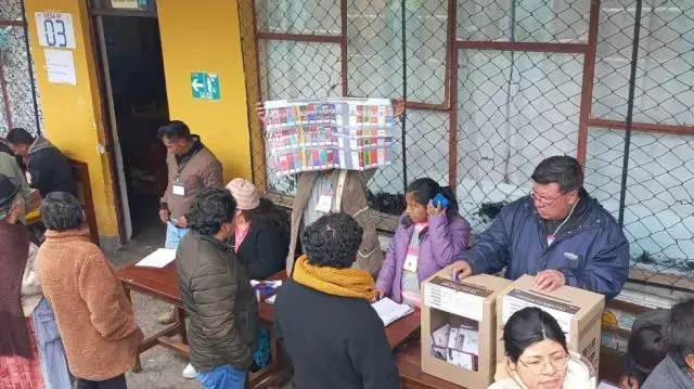 Votación en la escuela 24 de Junio, zona Pampahasi, La Paz.