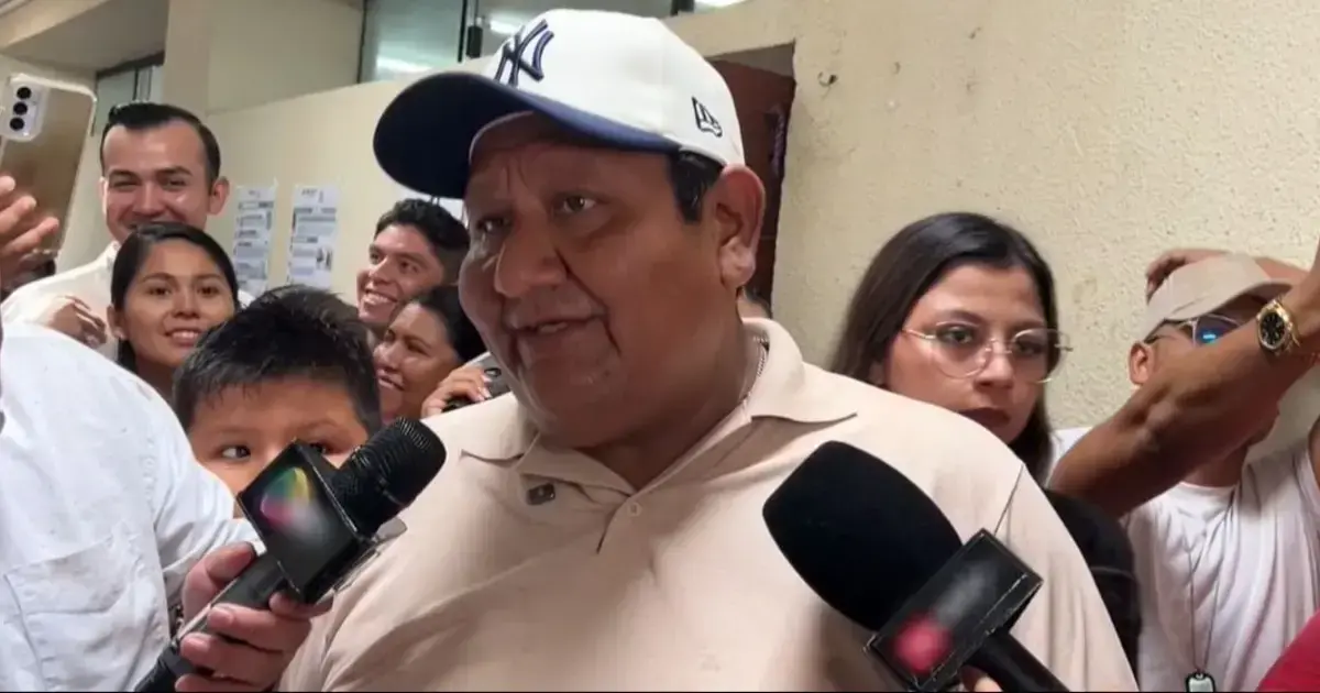 Alfredo Solares emite su voto en la unidad educativa Adela Zamudio