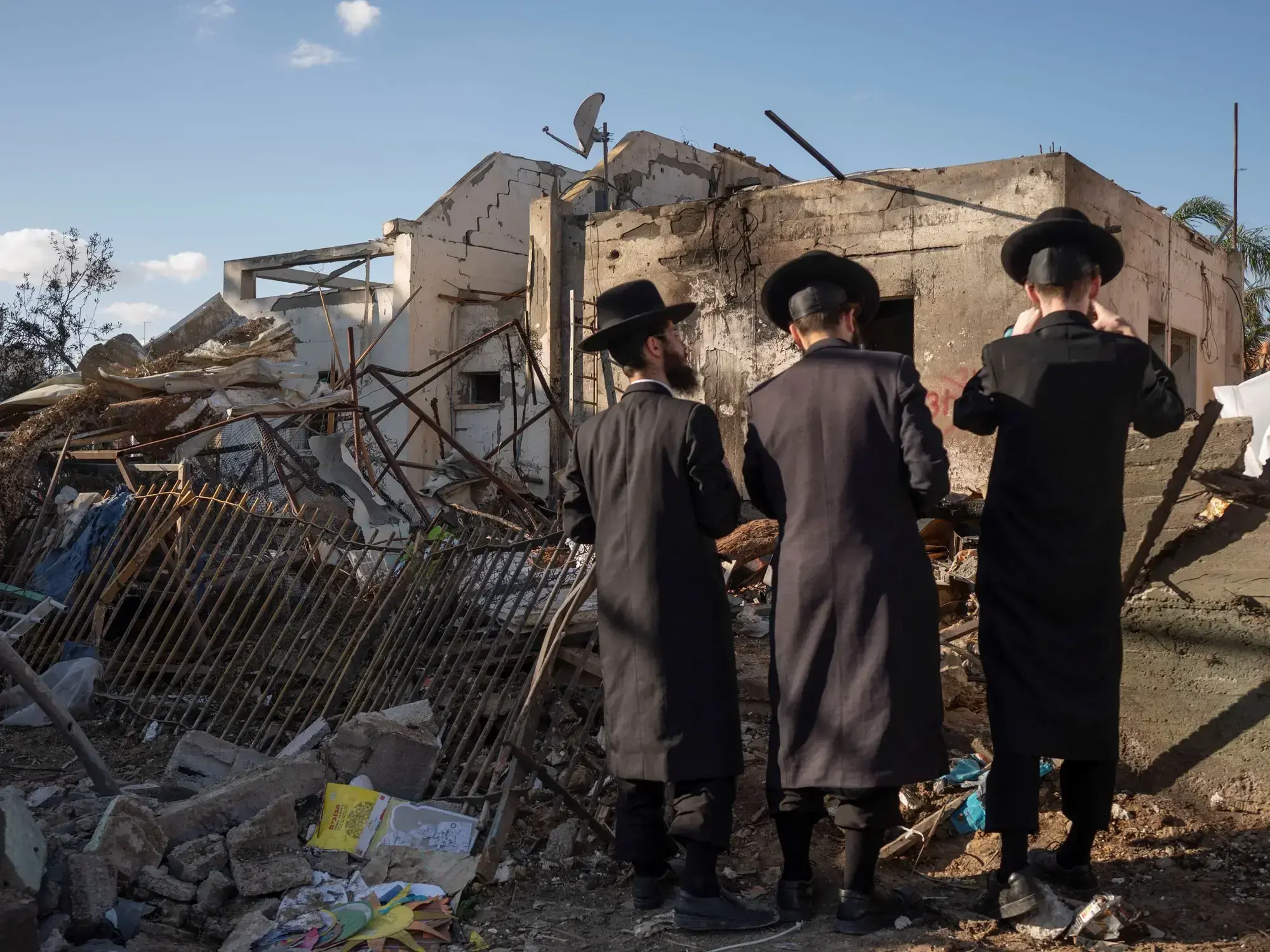 Vecinos de Dimona rescatan pertenencias tras el impacto de un misil iraní.