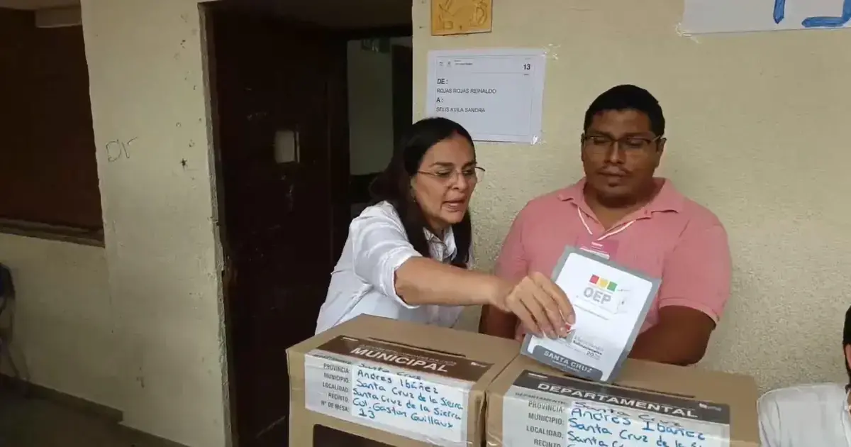 Rosario Schamisseddine votando en la unidad educativa Gastón Guillaux.