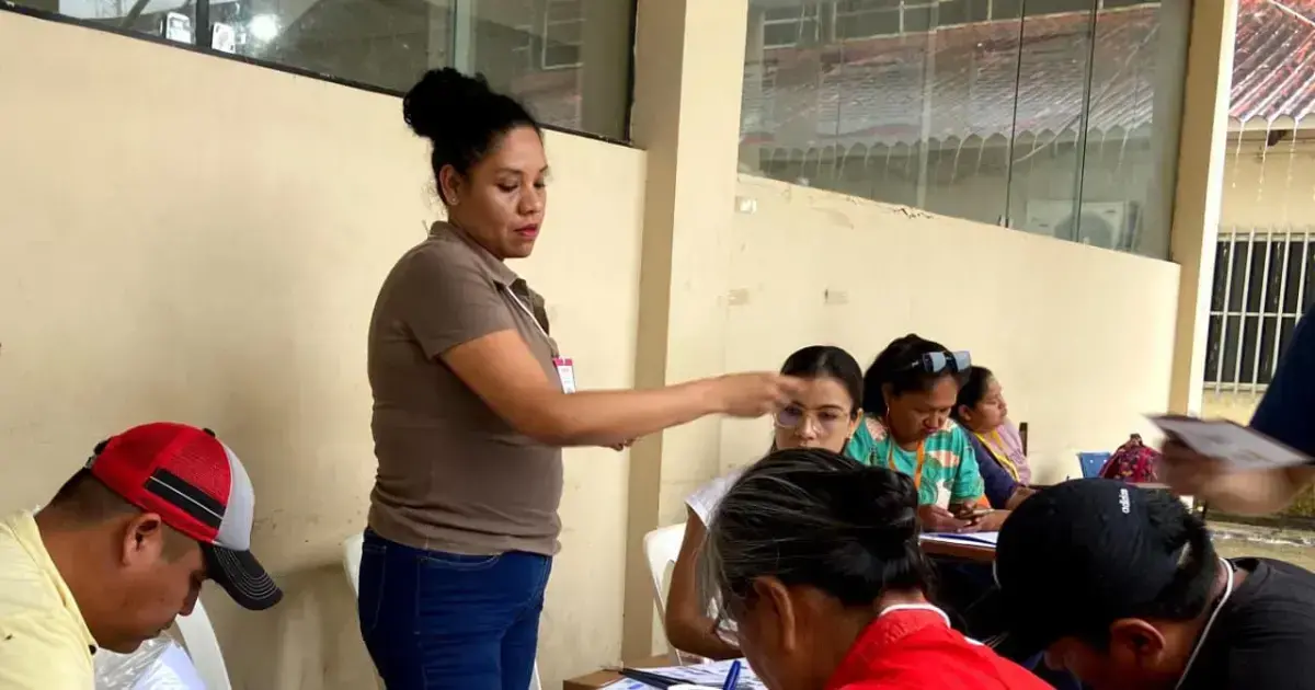 Ciudadanos bolivianos participan en las elecciones subnacionales.