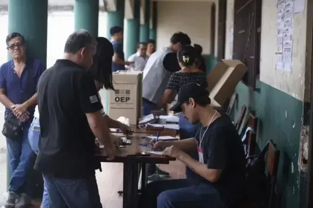 La votación en uno de los recintos electorales de Santa Cruz.