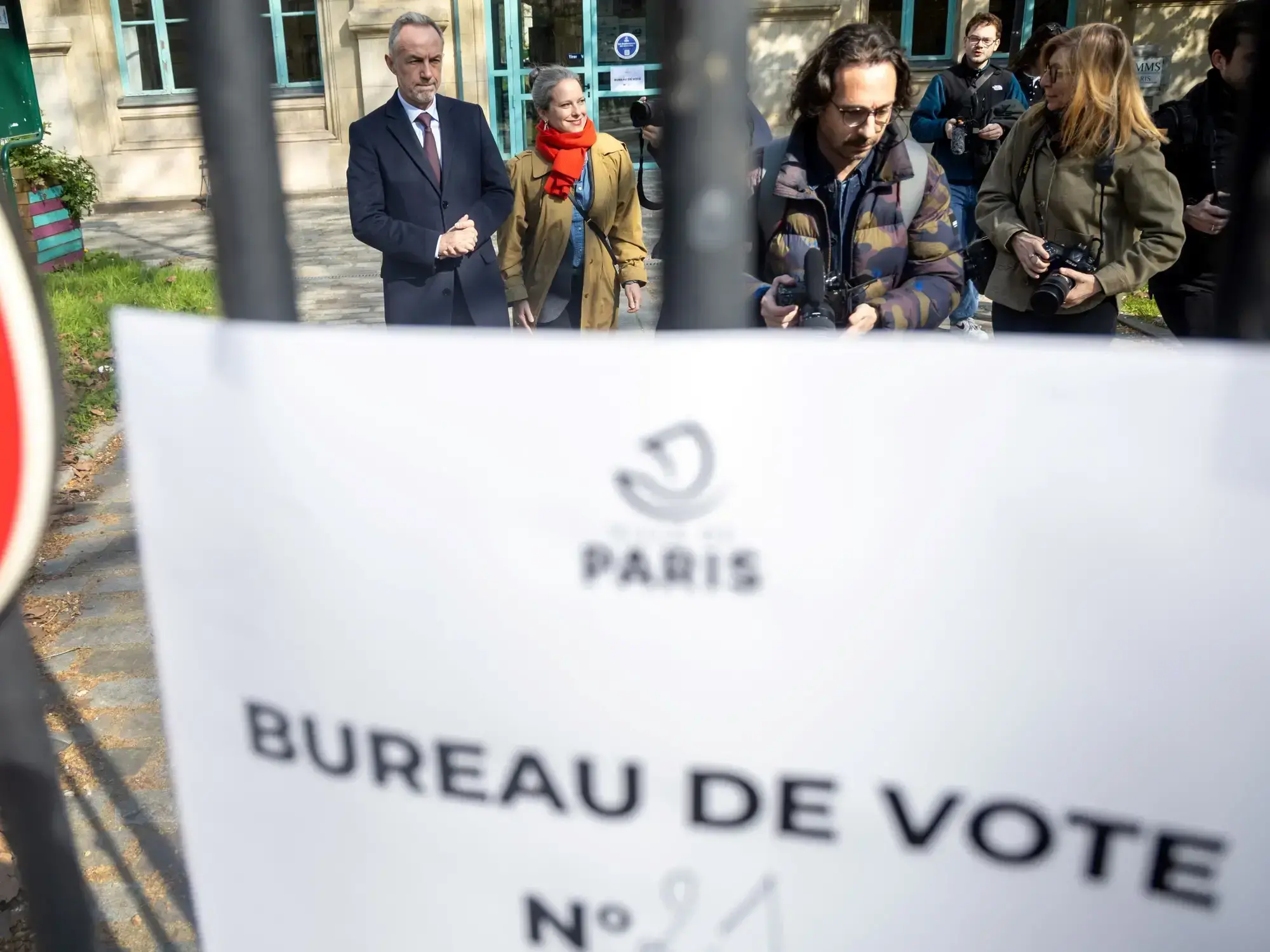 Emmanuel Gregoire y Lucie Castets salen de votar en un colegio electoral de París.