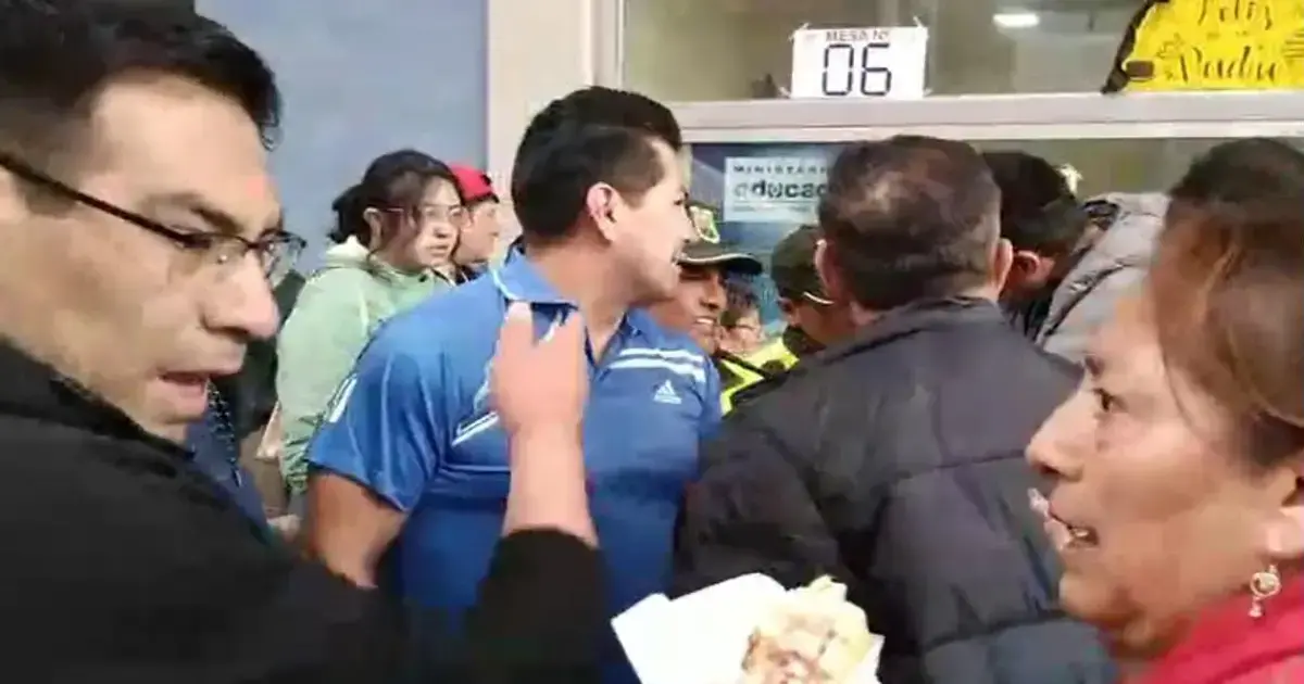Los empujones y gritos se registraron en el recinto electoral.