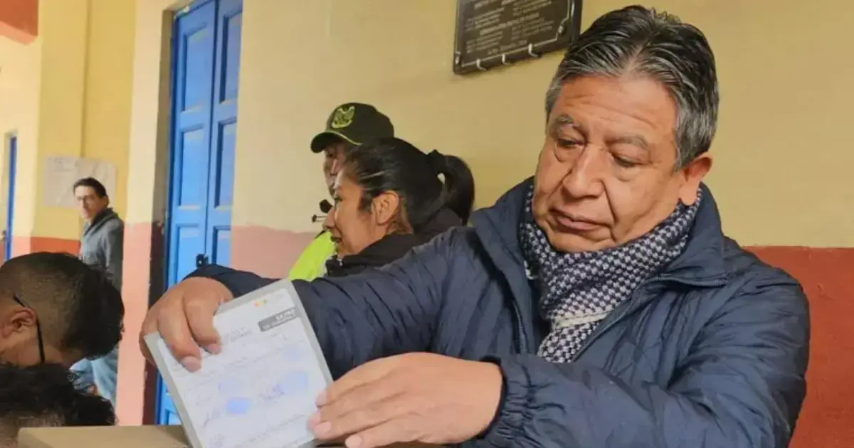 David Choquehuanca emitiendo su voto en las elecciones generales de 2025.
