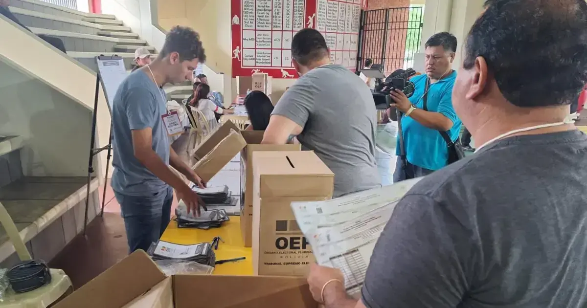 Una mesa de sufragio cierra la votación en el barrio Las Palmas de Santa Cruz de la Sierra.
