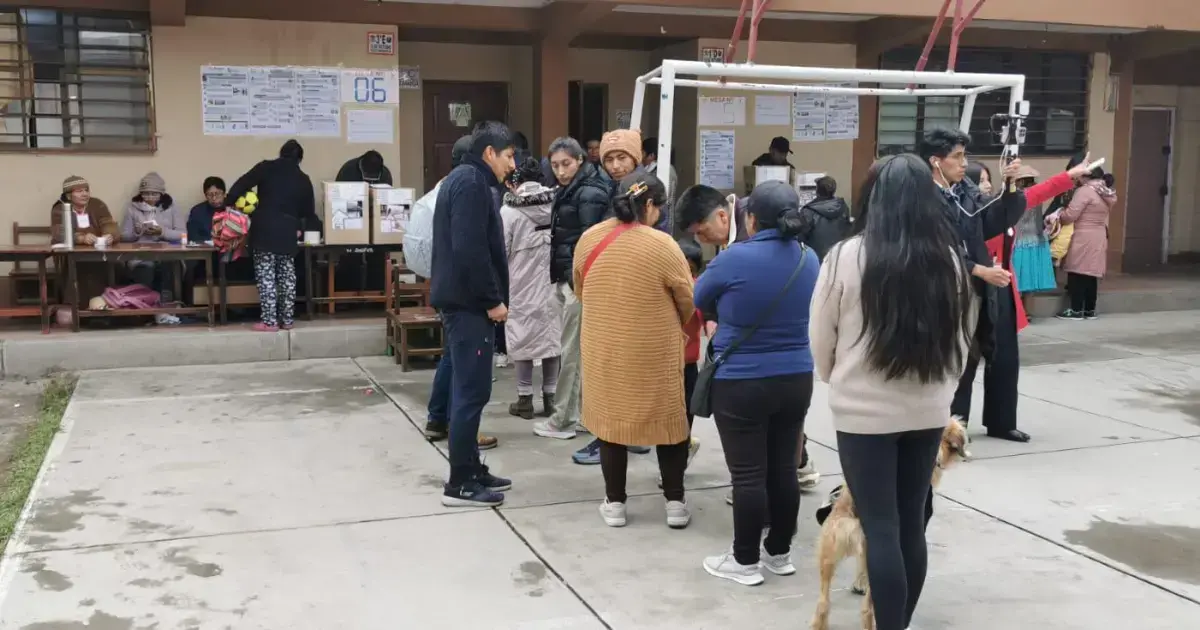 Votantes en fila en un recinto electoral.