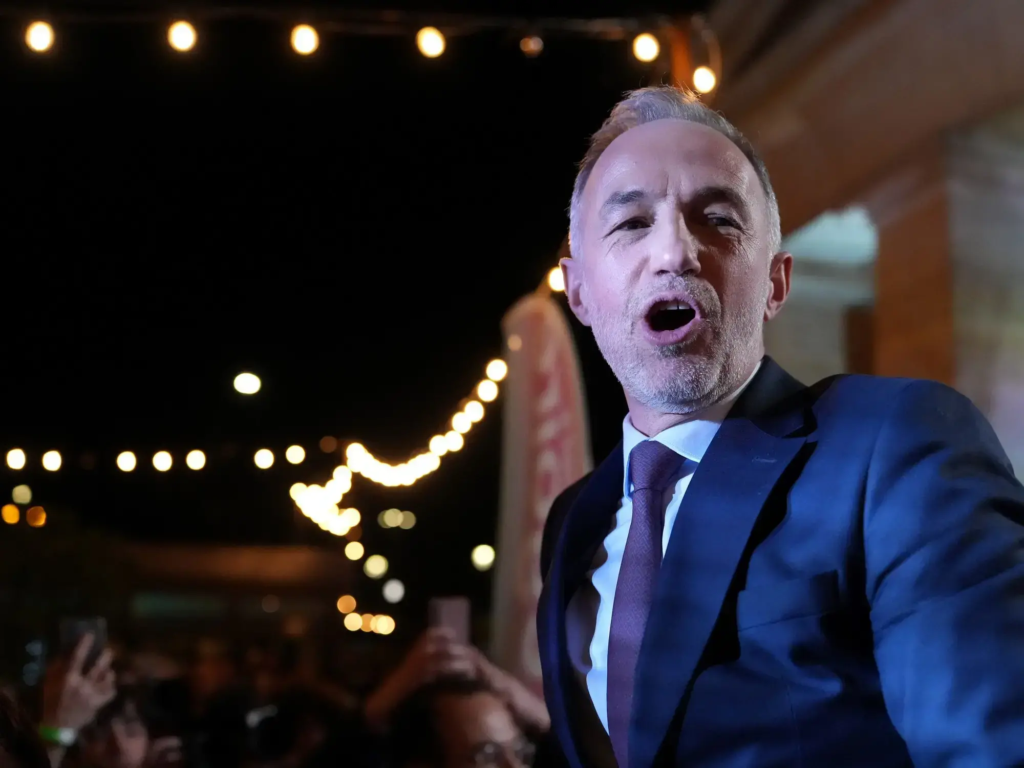 Emmanuel Grégoire llega en bicicleta al Ayuntamiento de París tras su victoria.