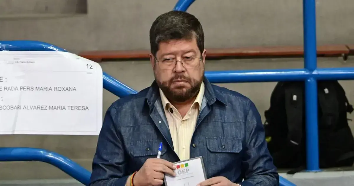 Samuel Doria Medina emite su voto.