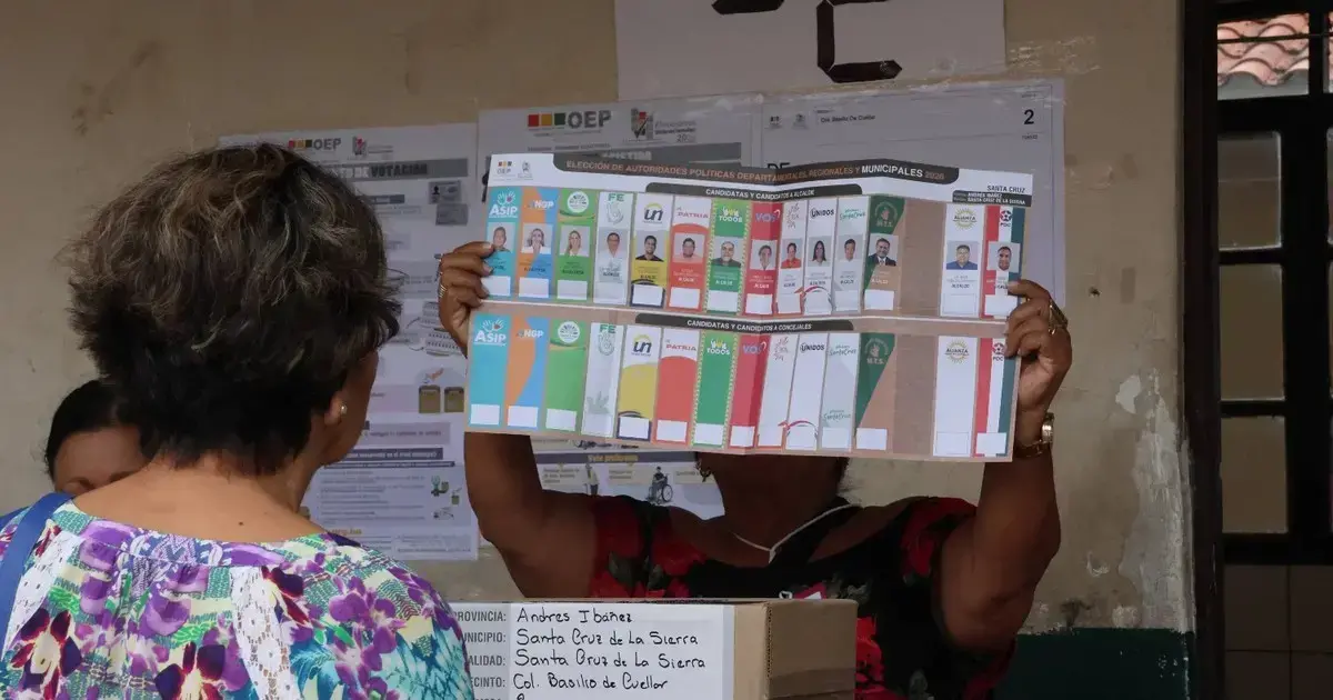 En Bolivia, el voto es a traves de papeletas y actas.