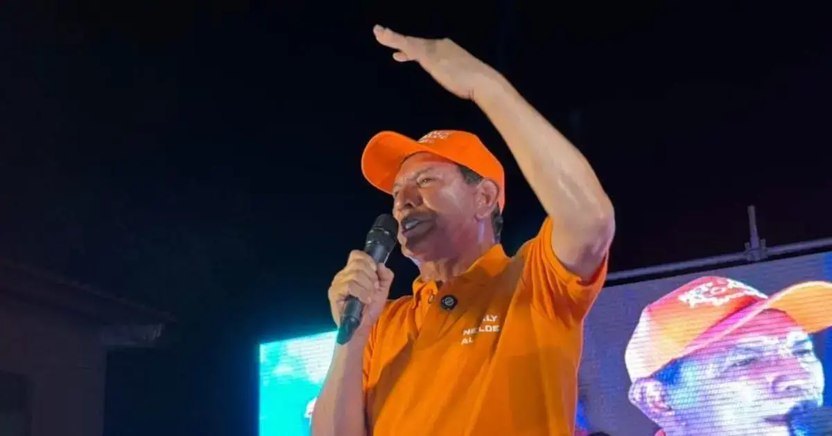 Neptaly Mendoza se abraza con una seguidora durante la celebración en Porongo.