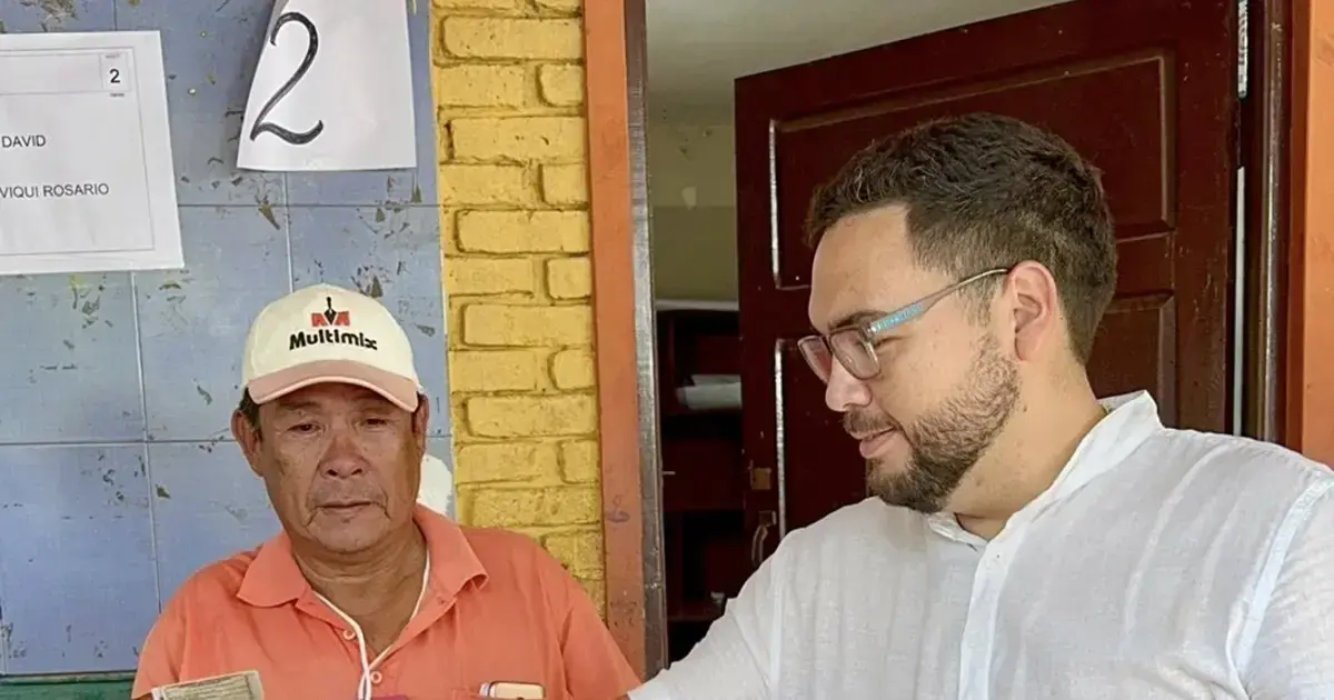 Diego Caballero emite su voto durante las elecciones subnacionales.