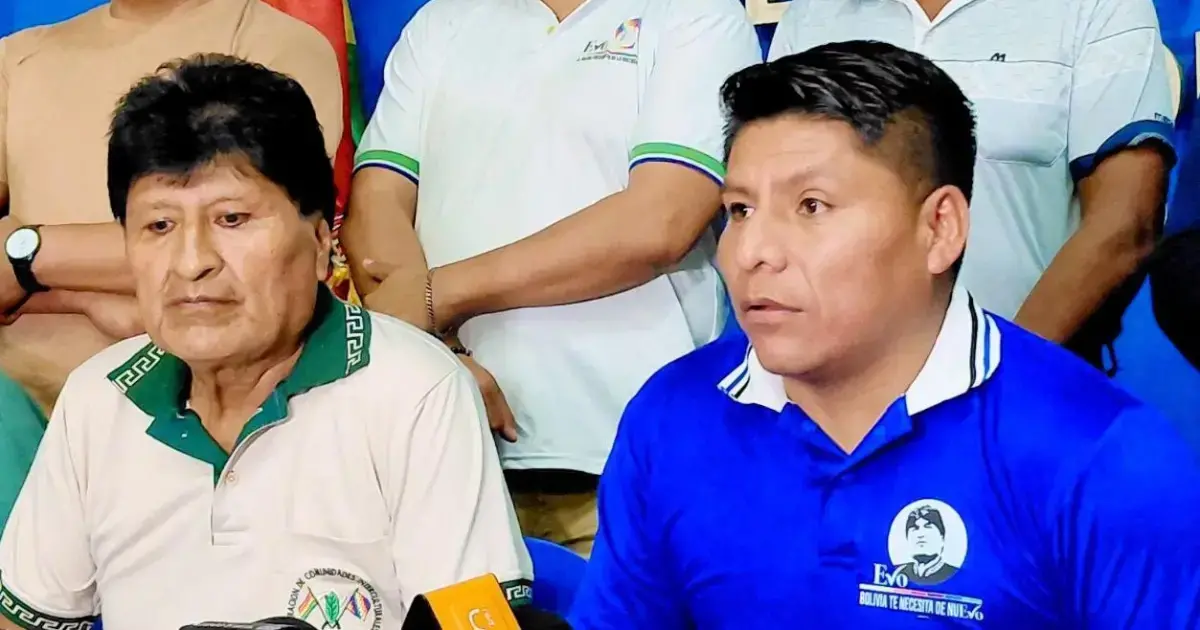 Leonardo Loza junto a Evo Morales y dirigentes del trópico de Cochabamba.