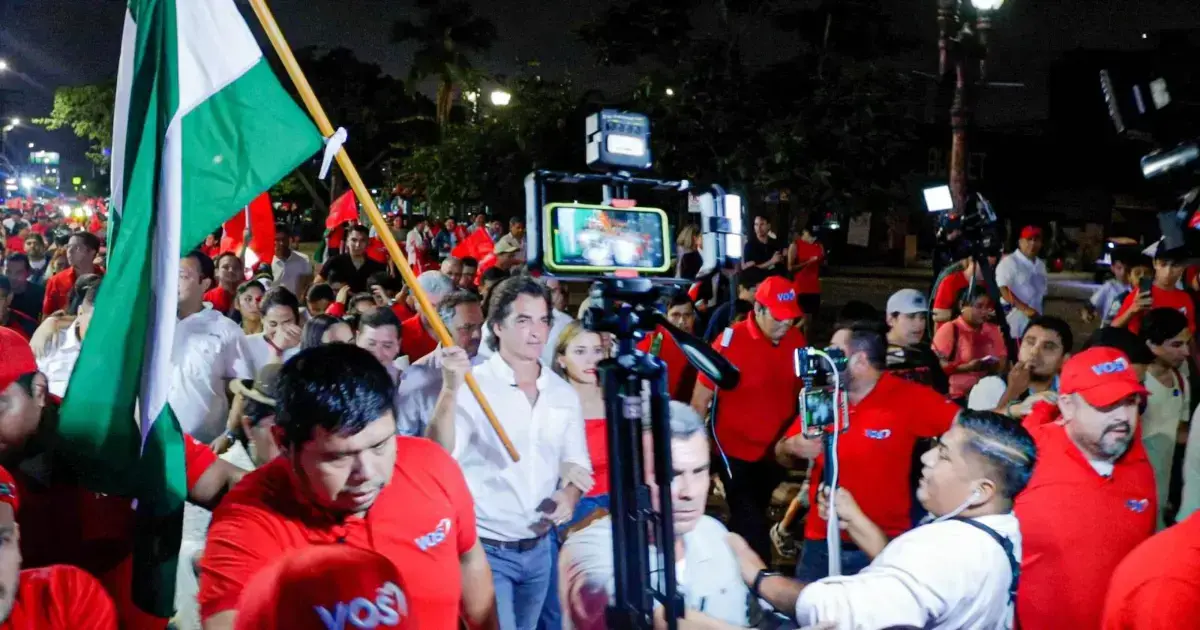 Manuel Saavedra da su discurso de agradecimiento a los pies de la catedral en la plaza 24 de Septiembre.