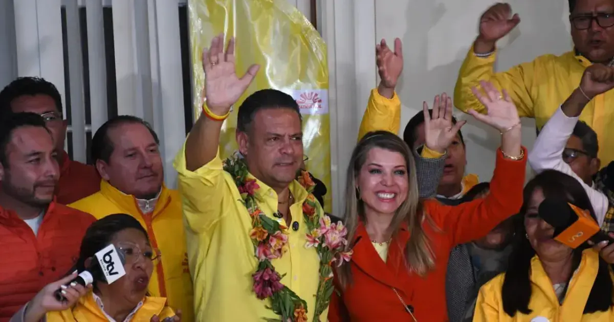 El postulante de Patria Sol, Luis Revilla, celebra su victoria en los comicios.