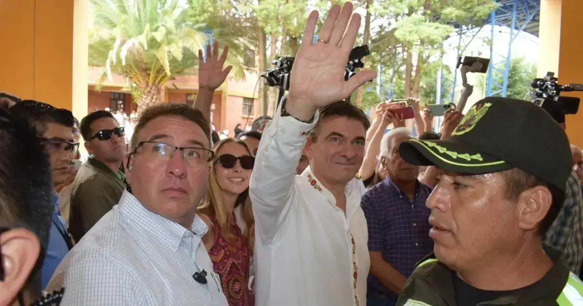 Presidente Rodrigo Paz declarando a los medios tras emitir su voto en Tarija.