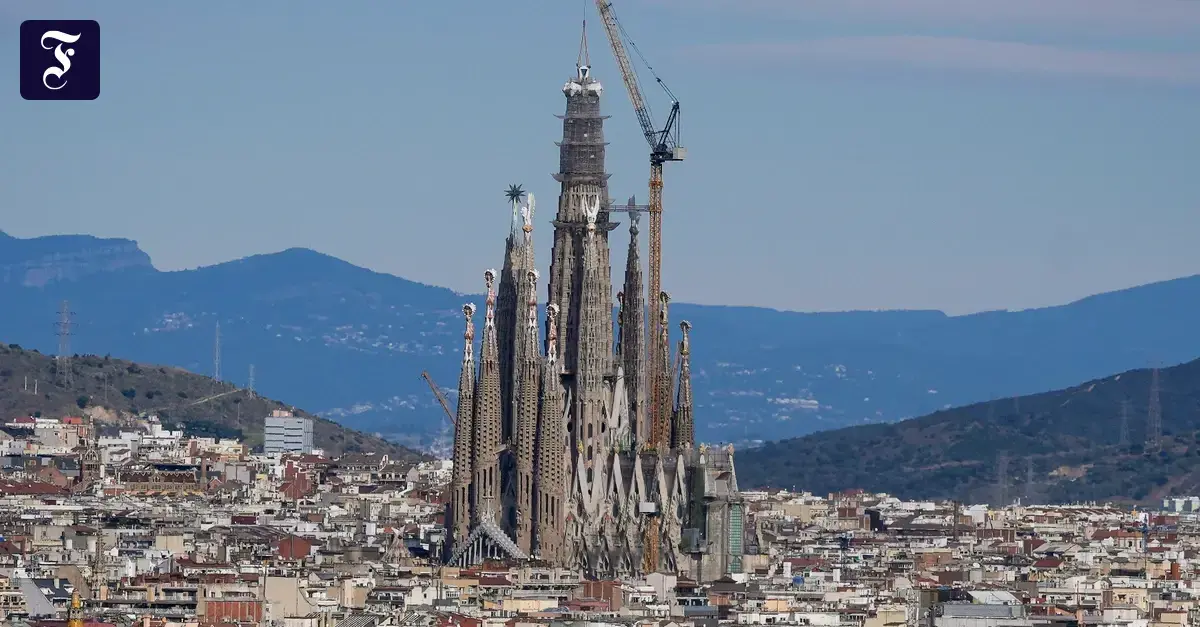 La basílica Sagrada Familia en Barcelona con su nuevo segmento de cruz.