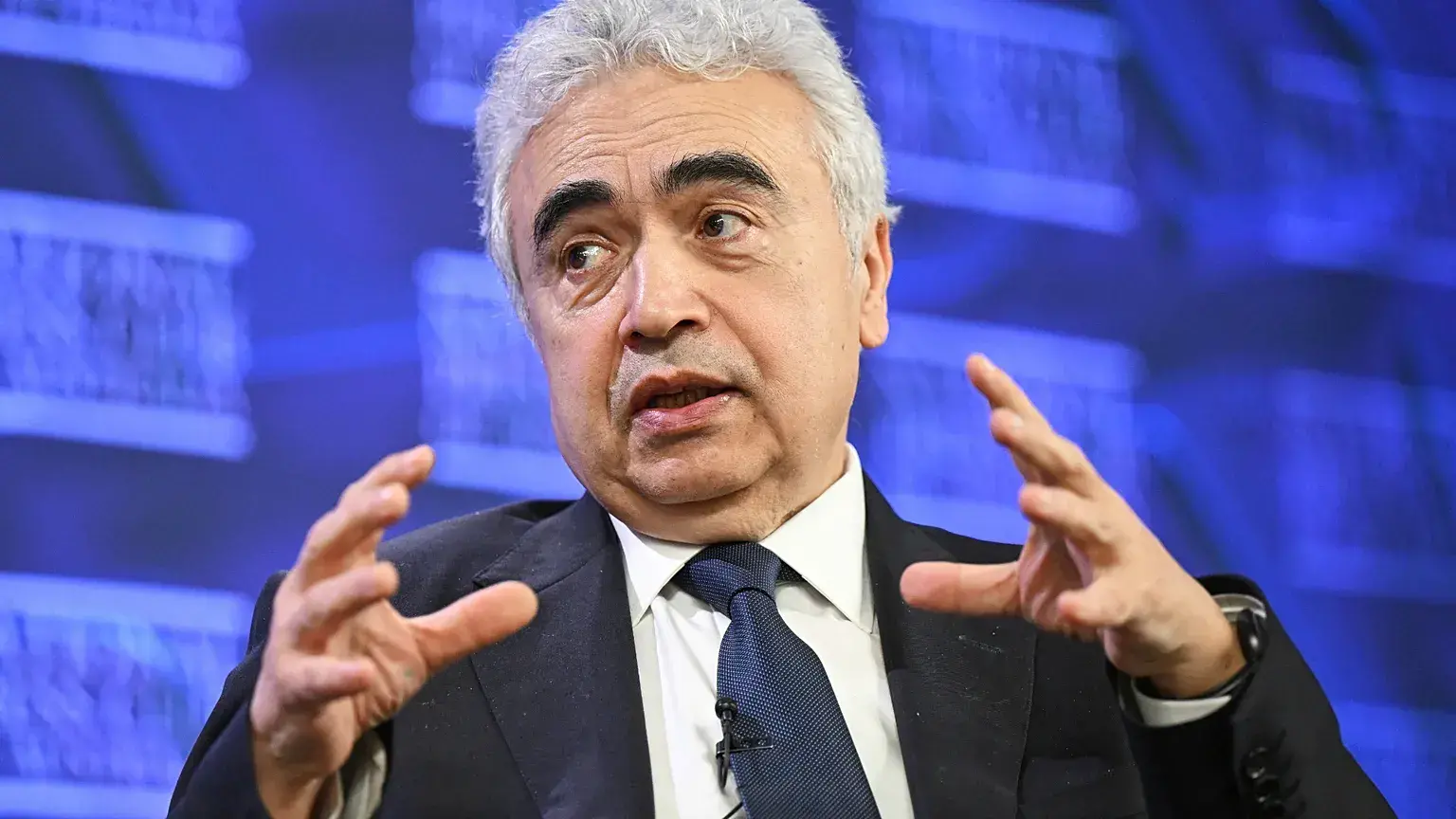 El director ejecutivo de la AIE, Fatih Birol, habla en el Club Nacional de Prensa de Canberra, Australia.