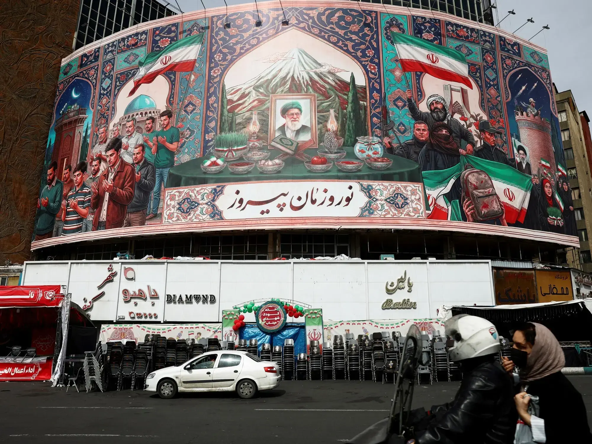 Diseño gráfico de Nowruz, el Año Nuevo iraní, en un edificio en Teherán, en medio del conflicto.