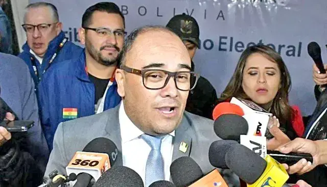 Gustavo Ávila, presidente del TSE, en una conferencia de prensa durante las elecciones.