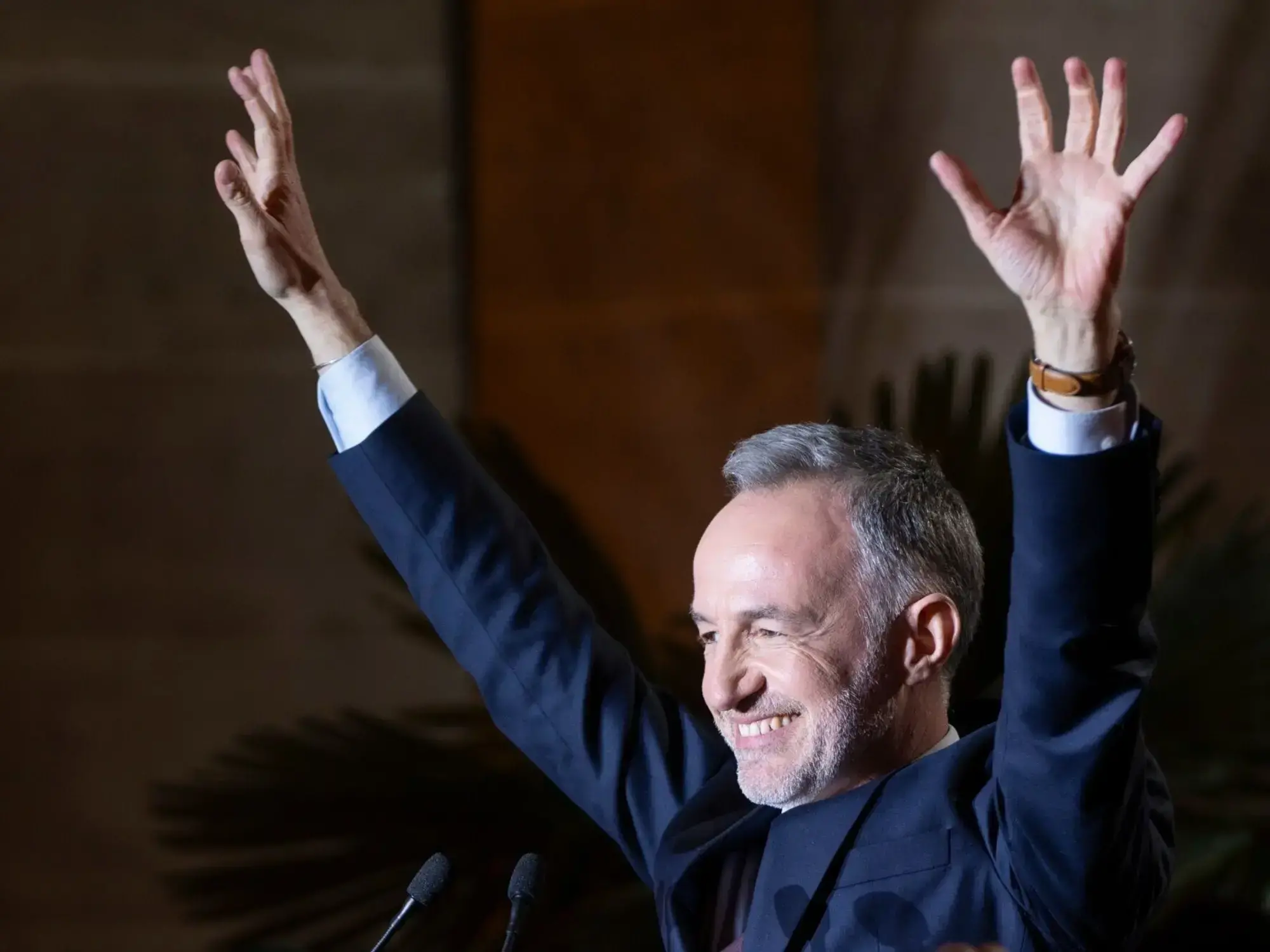 Emmanuel Grégoire, el nuevo alcalde de París, festeja su triunfo electoral.