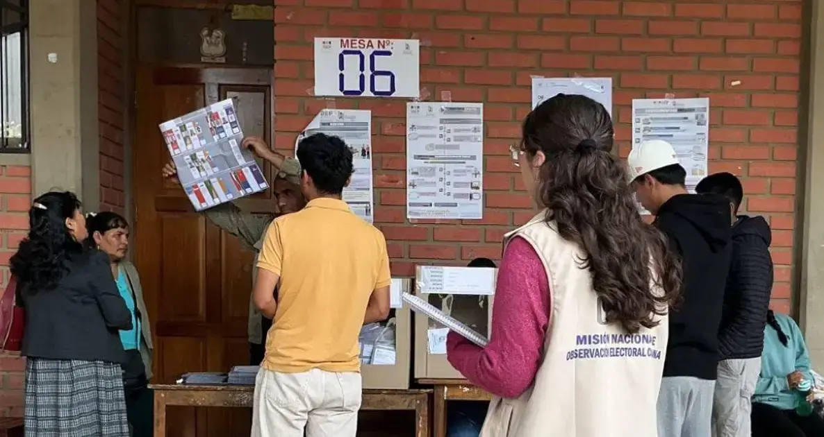 Una observadora de Jubileo sigue la votación en una mesa de sufragio.